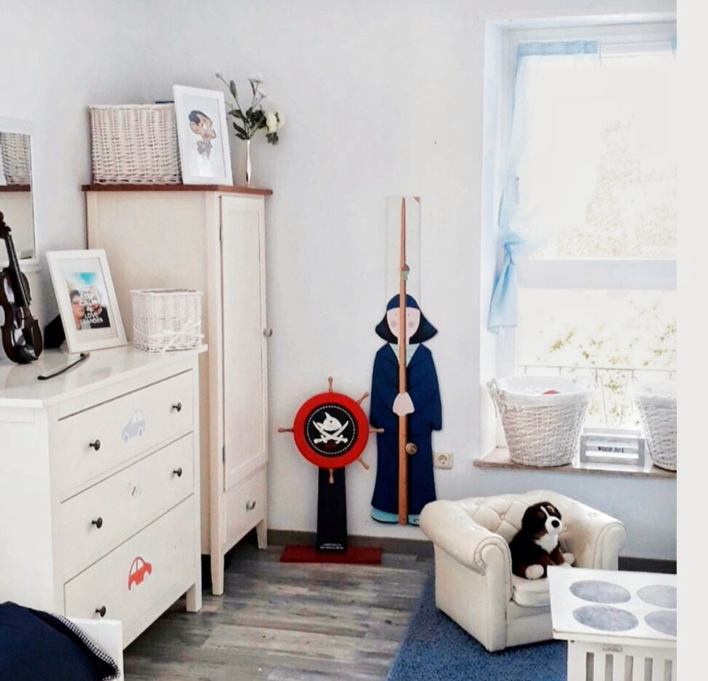 Das Kinderzimmer meines jüngsten Sohnes. Die Messlatte hatte schon unser großer Sohn in seinem Zimmer hängen.