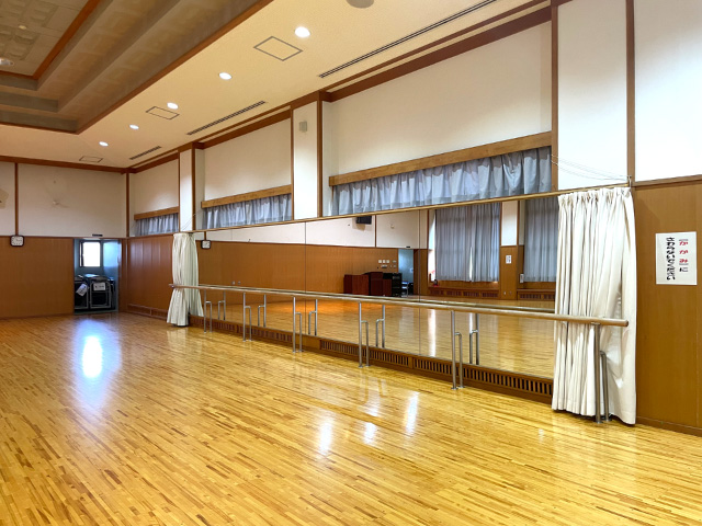 バレエ練習ができる金蘭荘大ホール｜壁面鏡とバレエバー