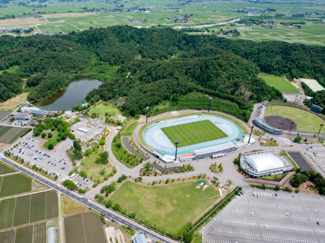 【航空写真】旅館ますがた荘と五十公野公園野球場の周辺環境