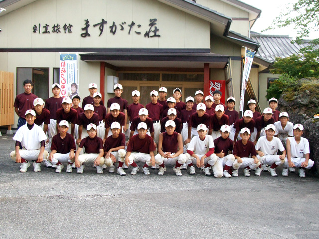 新潟県新発田市の旅館ますがた荘で合宿を行った某中学校の野球部さんの集合記念写真