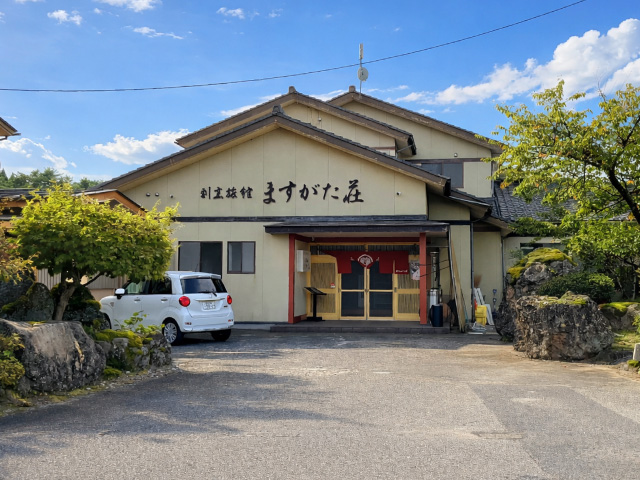 ますがた荘の建物正面