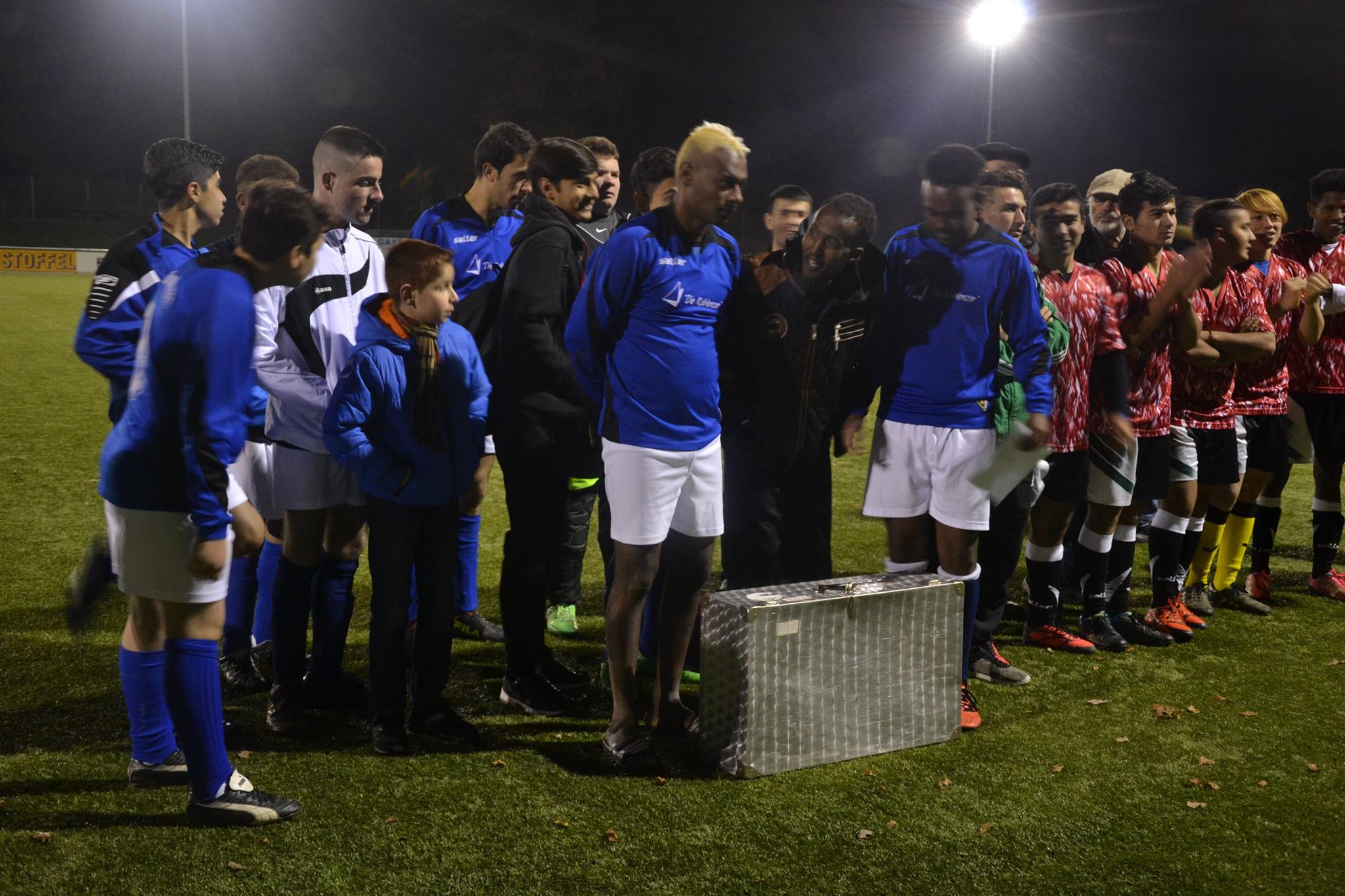 Der Vizemeister FC Tigers Emmelshausen (blau) sowie FUNtastic Kastellaun als 3.Sieger