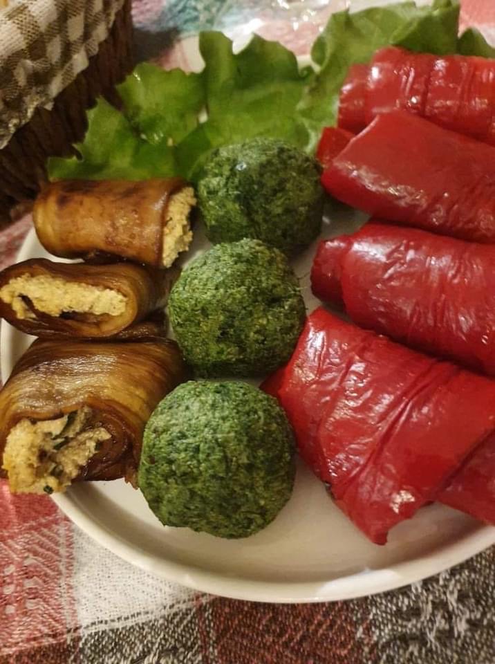 Pkhaleuli (spinazie, walnoten, rode paprika etc..)