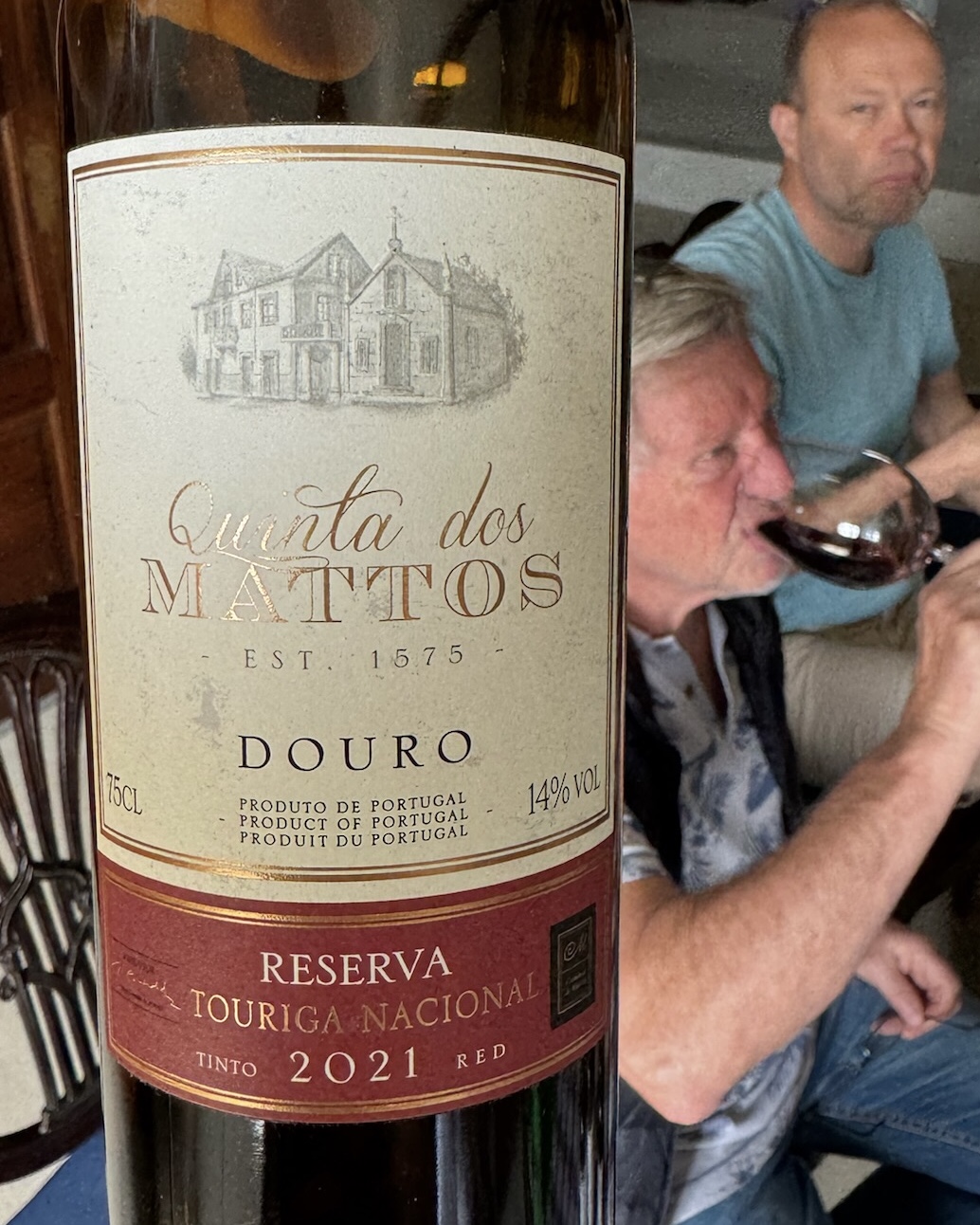 Donker, 3/4 transparant. Intens zwart fruit. Goed in balans, lang met cassis