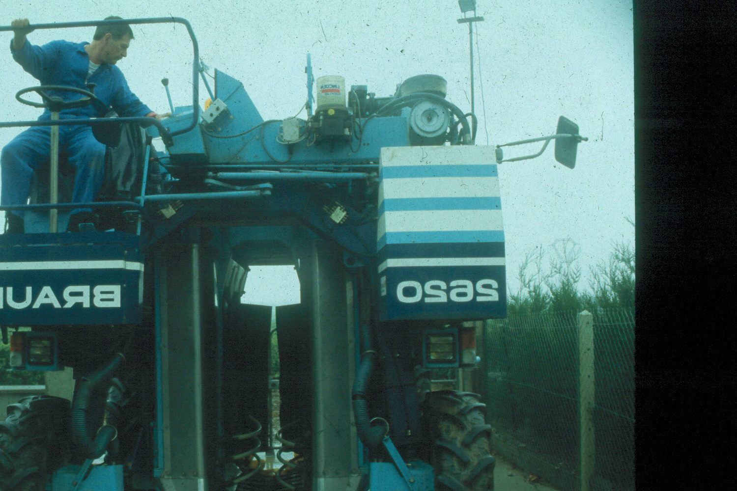 delvinico met de oogstmachine in de Loire, jaren '90 vorige eeuw