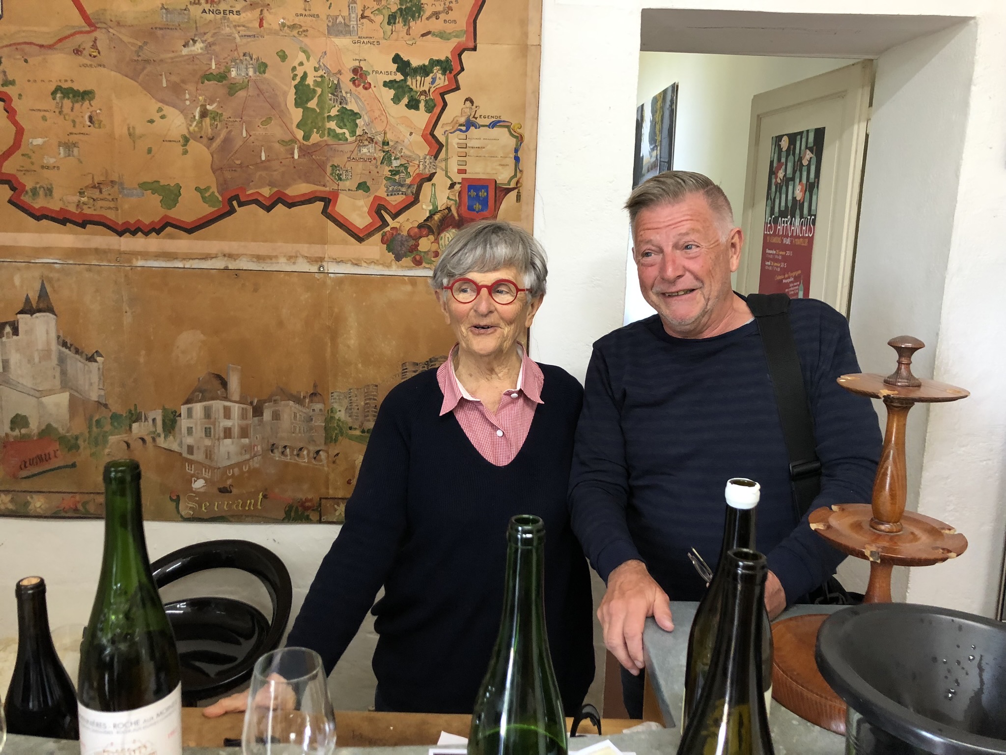 Met Mdme Laroche, domaine La Roche Savennière, Loire. Buurvrouw van Nicolas Joly en al even hard bezig met biodiversiteit. Momenteel runt haar dochter die oenologe is, de wijngaarden.