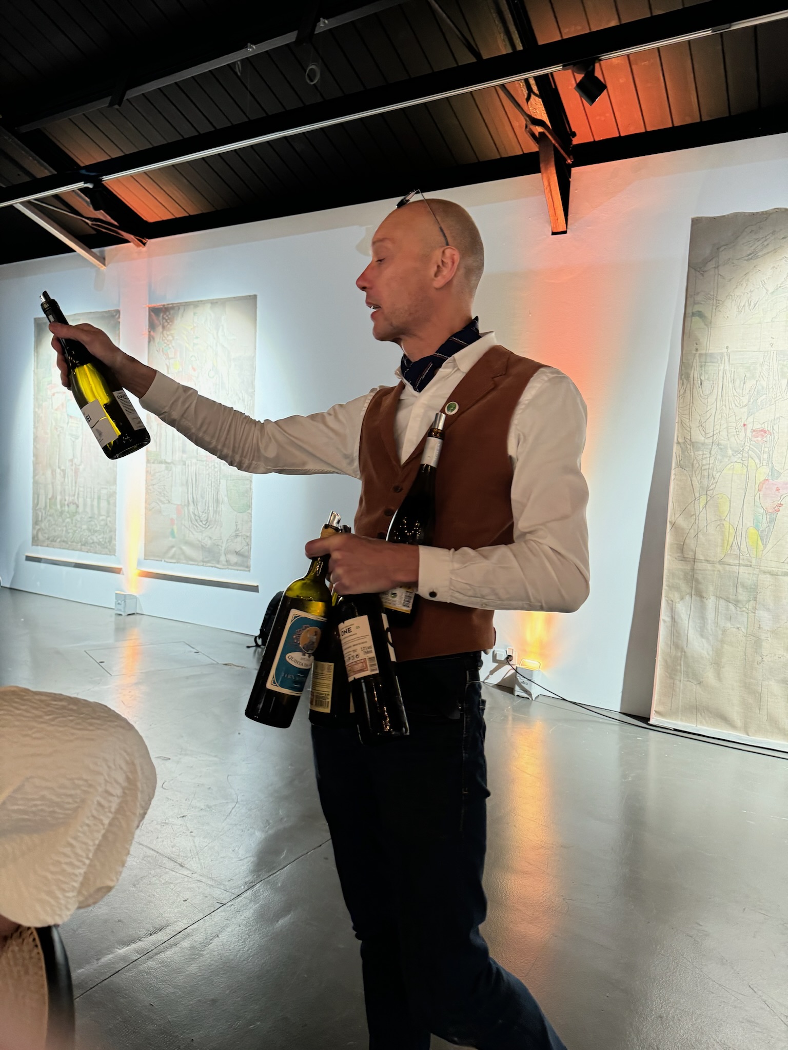 Andy De Brouwer als wijn/showmaster selecteerde de wijnen bij de gerechten 