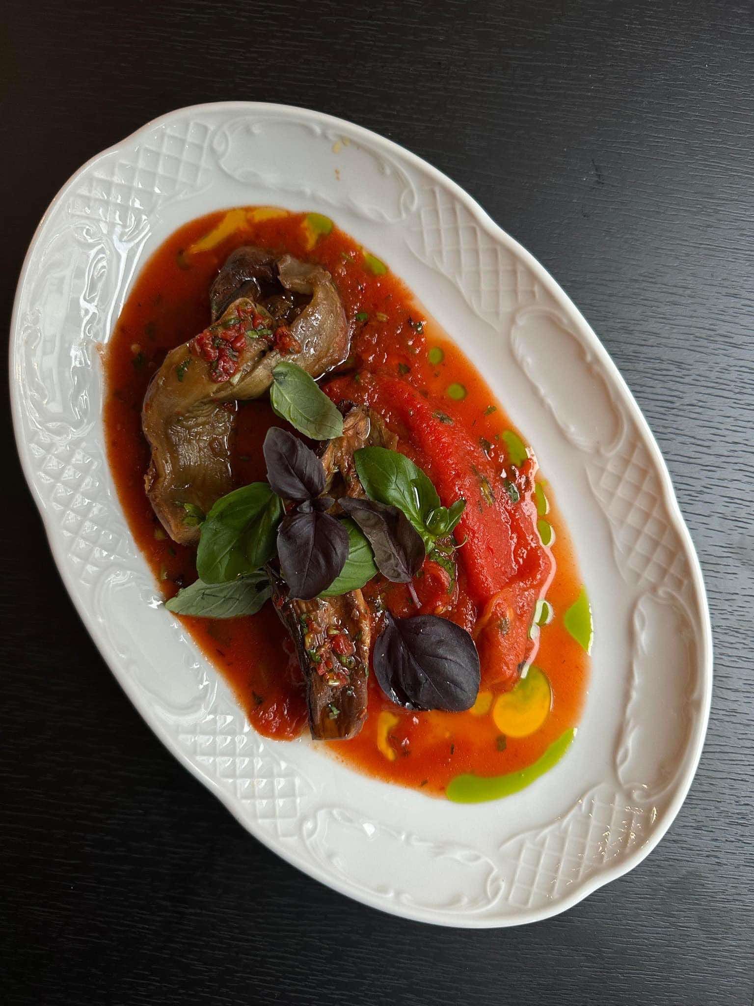 Ajapsandali: aubergine in tomatensaus met rode paprika en basilicum