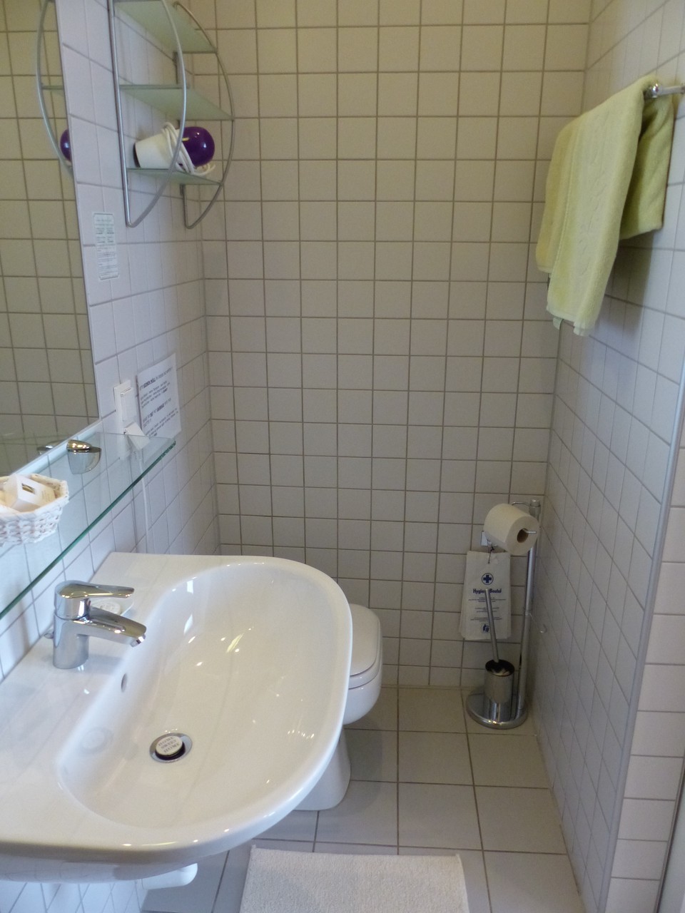 Bad mit Dusche und WC - Burma Zimmer