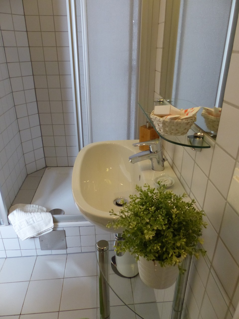 Bad mit Dusche und WC - Zimmer zum Hof