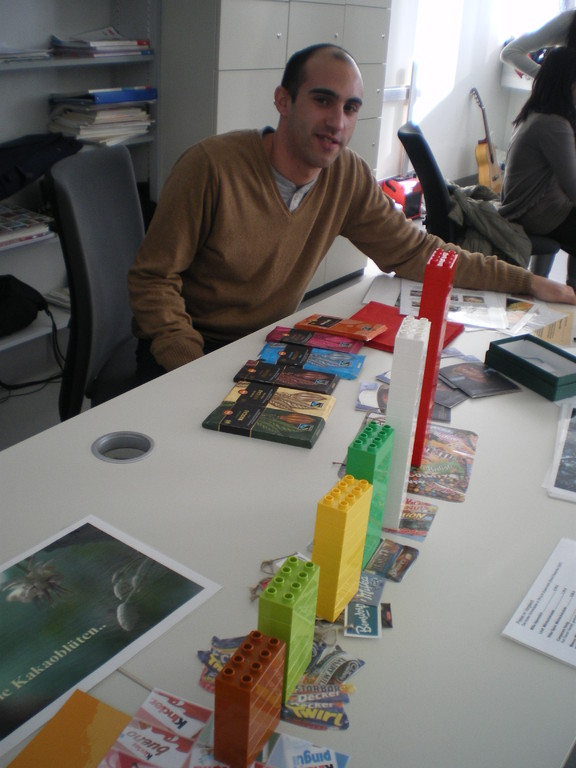 Unser Spanischassistent Fran informiert sich über FAIR TRADE Schokolade