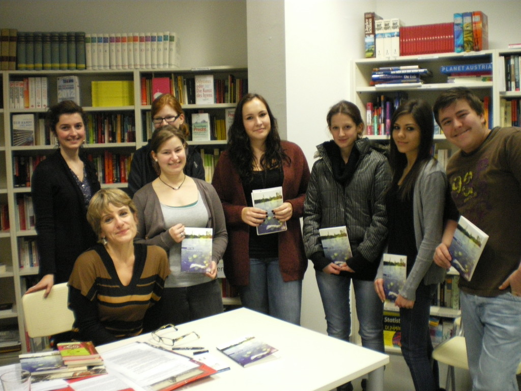 Hélène Vignal beim Signieren der Bücher unserer SchülerInnen