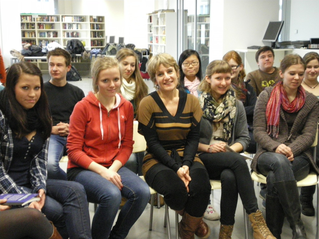 Hélène Vignal mit Schülerinnen des Musischen Gymnasiums