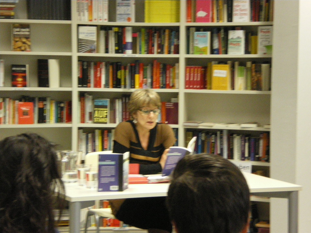 Hélène liest aus ihrem Buch La fille sur la rive