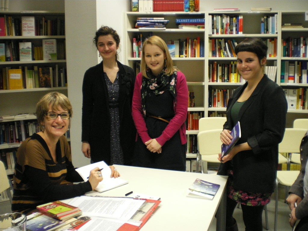 Hélène Vignal und Aline Descamps mit Schülerinnen aus dem Gymnasium Zaunergasse