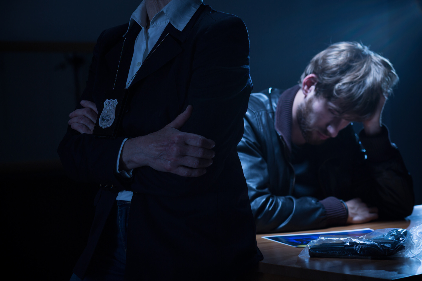 Следователь допрашивает. Допрос обвиняемого. Допрос у следователя свидетеля. Следователь допрос. Допрос у следователя свидетеля.