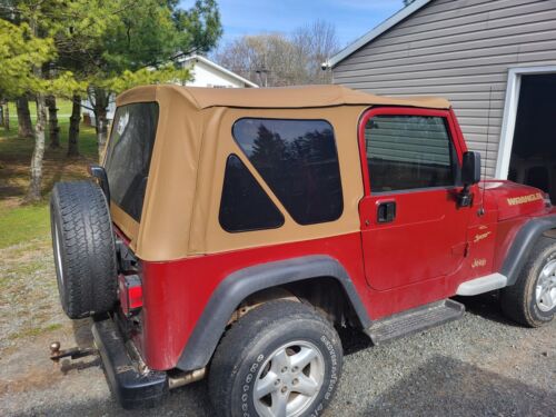 Jeep wrangler rouge avec capote beige