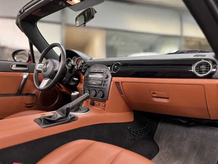Un bel interieur pour cette mazda mx5 nc décapotable avec combo cuir et plastique noir et fauve