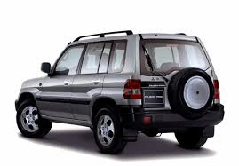 vue arrière sur le cache-roue de secours mitsubishi pajero