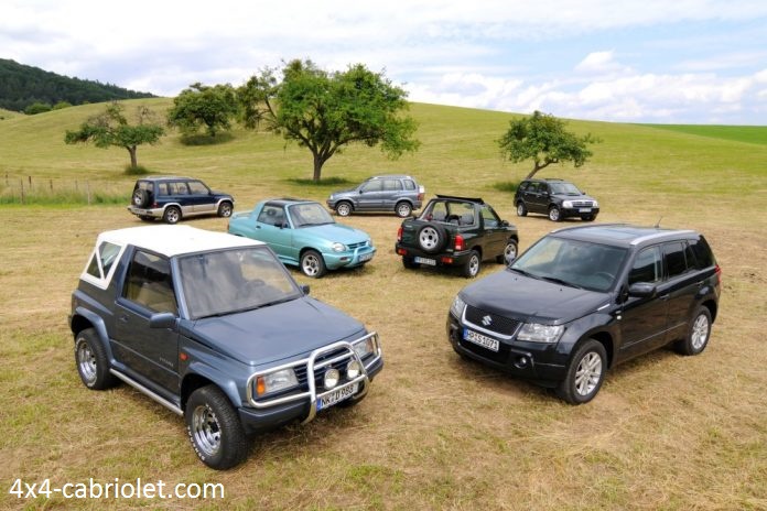 Photo de famille: à gauche au 1er plan un Vitara avec capote Mk1. Derrière, un rare X-90 et un modèle long 5 portes. Côté droit, les cousins Grand Vitara avec au premier plan le Grand Vitara de 2e génération et derrière un Grand Vitara cabriolet.
