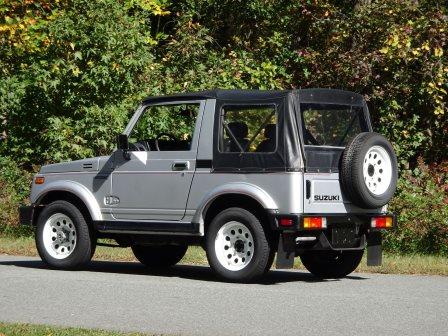vue arrière de la capote noire pour suzuki samurai