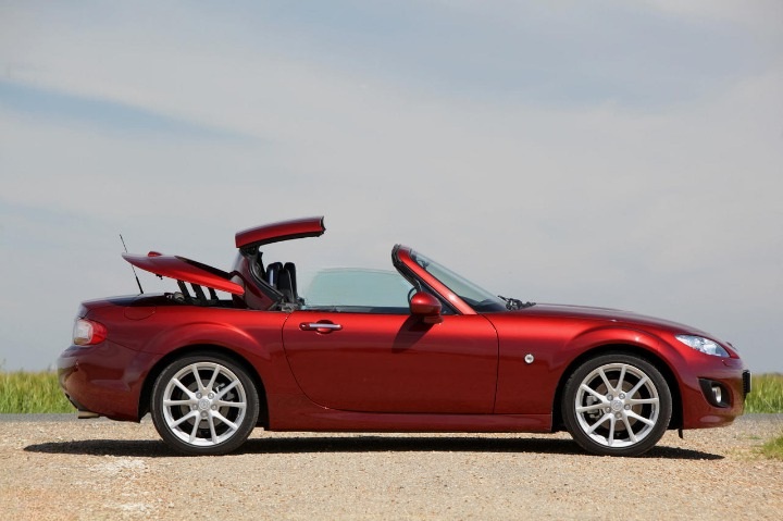 mazda mx5 nc rouge avec toit escamotable sur une version cabriolet sans la capote mazda mx5 souple classique