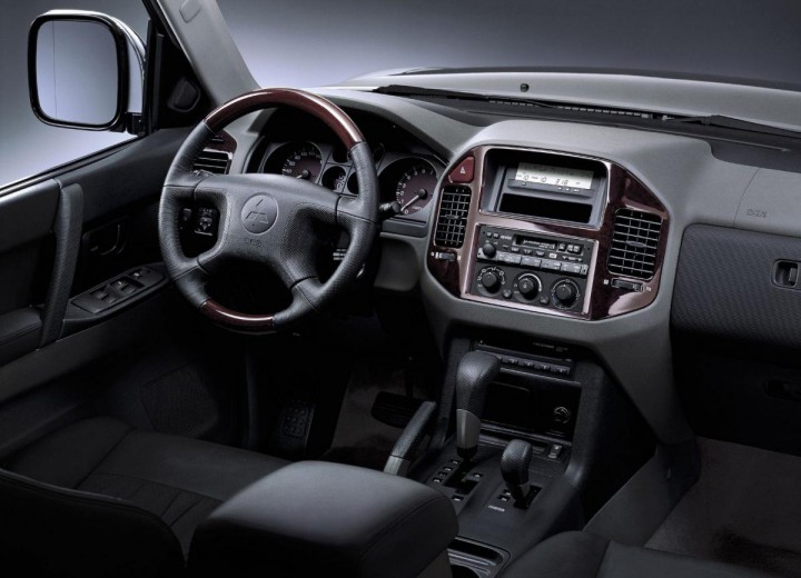 Habitacle du mitsubishi pajero version tôlé 2000-2006. Mitsubishi a privilégié la rigidité et le confort au détriment de la simplicité mécanique et de la modularité liée à la capote.
