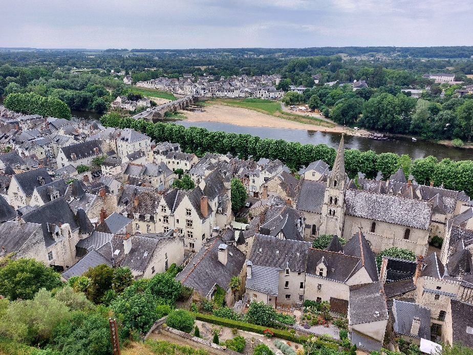 Blick von oben auf die Stadt Chinon