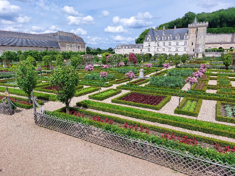 Blick über den Gemüsegarten zum Schloss Villandry