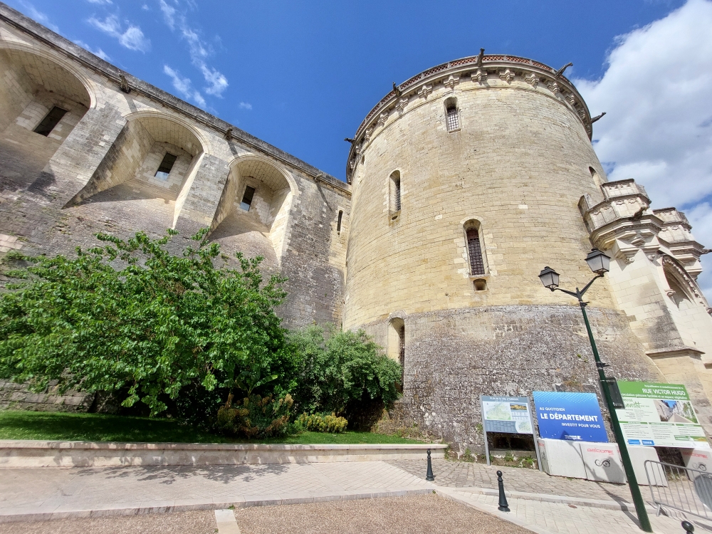 gewaltige Mauern über der Stadt Amboise