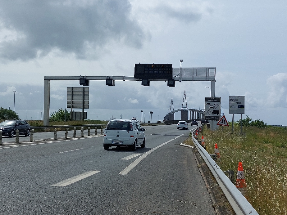 Die Auffahrt zur Brücke über die Loire