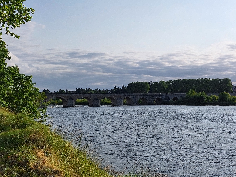 die Brücke von Beaugency war lange Zeit die einzige Brücke zwischen Orleans und Bliois