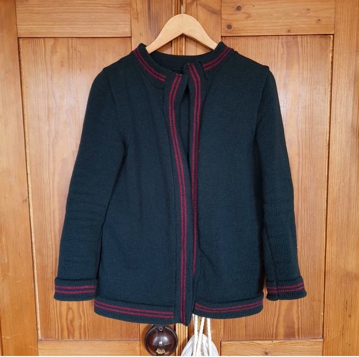 Grüne Strickjacke mit dem Formstricker