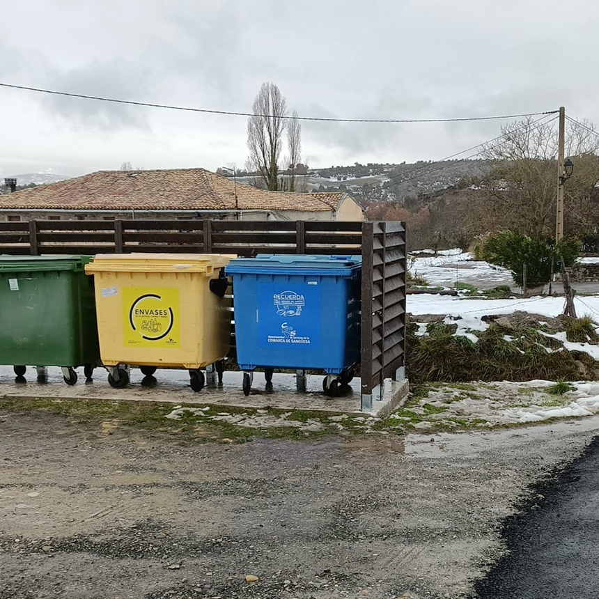 Instalados cerramientos de material reciclado para puntos de contenedores en Arboniés, Domeño y Murillo