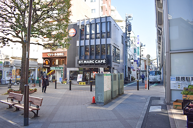 【サンマルクカフェ】と【ドトールコーヒー】の角を曲がり、高架線を右手に直進します。