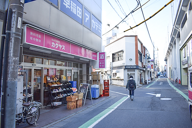 酒屋【カクヤス】の角を左に曲がり、直進します。
