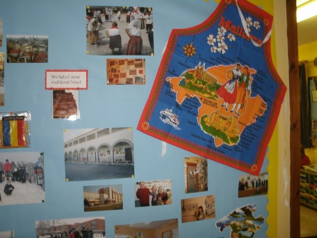Projekto stendas su Molėtų mokyklos nuotraukomis