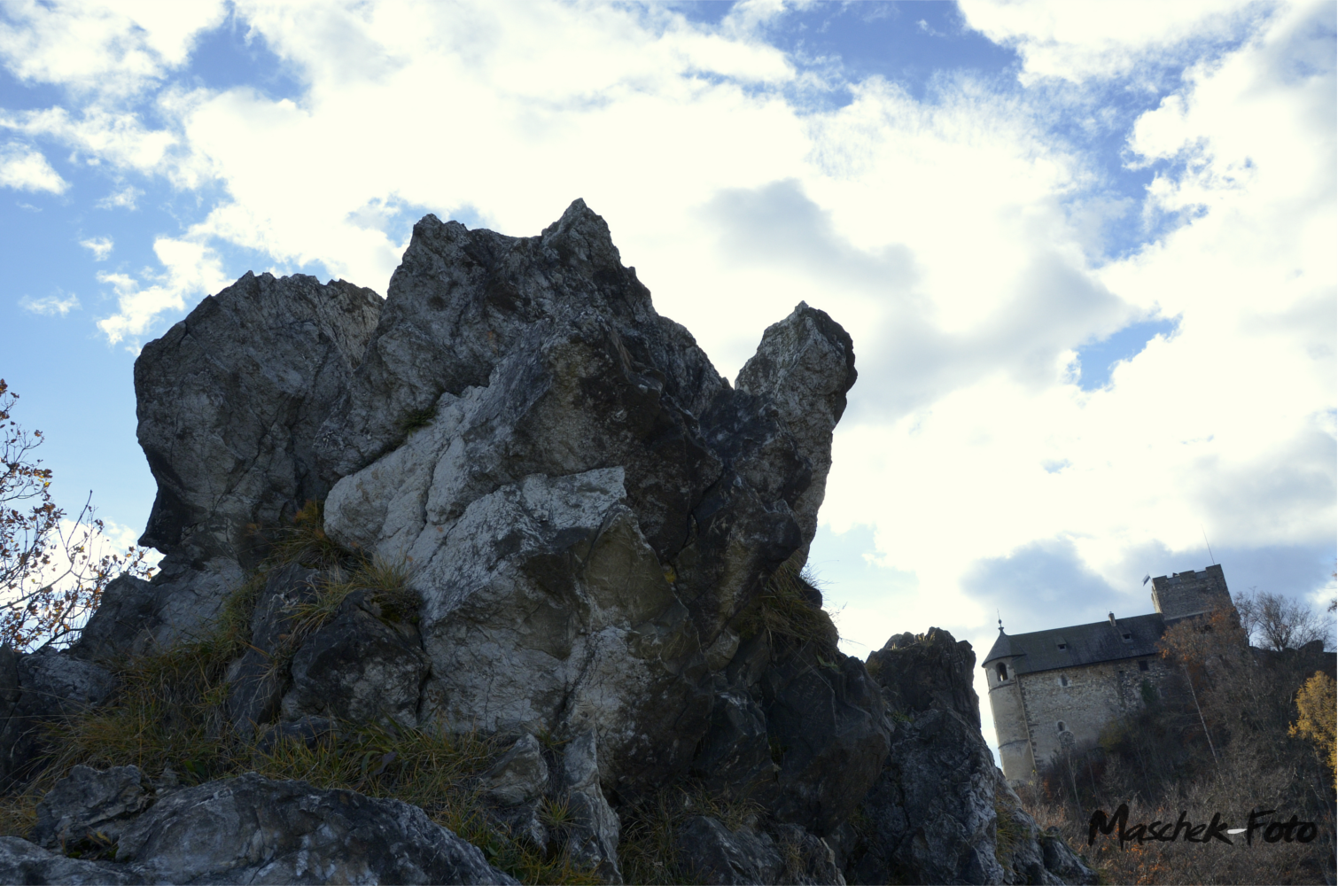 Steine mit Burg Gösting im Hintergrund