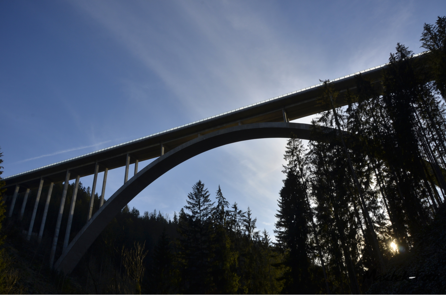 Brücke im Schatten