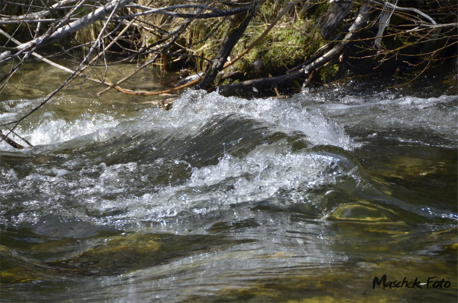 Welle im Bach