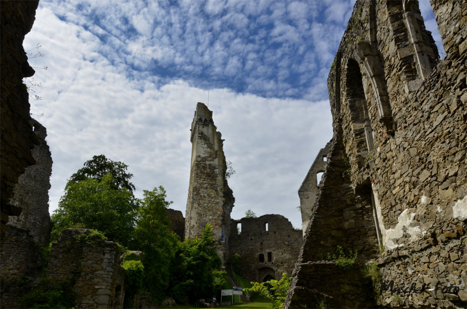 Blick auf den hohen Trum der Burg