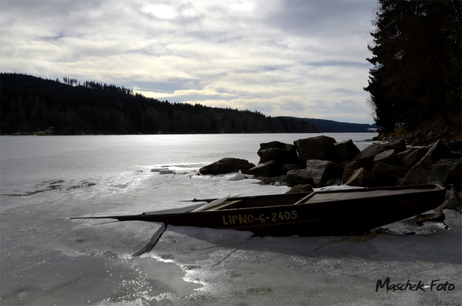Boot am eingefrorenen Lipno Stausee