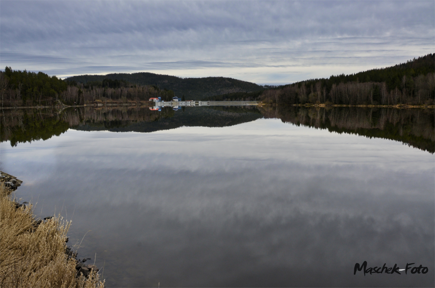 Weitsicht mit Spiegelung im Stausee Lipno