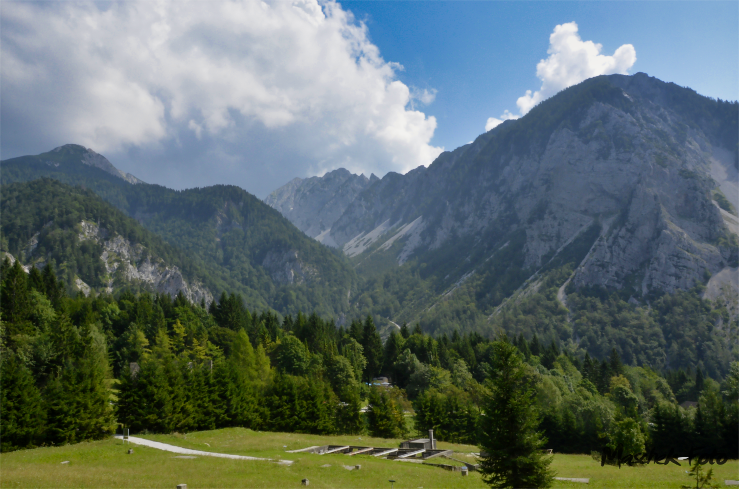 Grenze SLO-AUT mit Blick auf Veliki Vrh und unterhalb das Concentration Camp Ljubelj