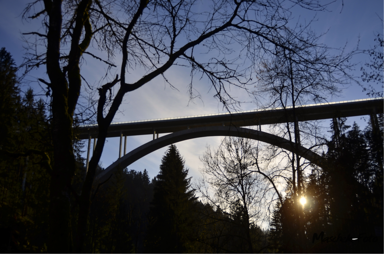 Brücke mit der Sonne im Hintergrund
