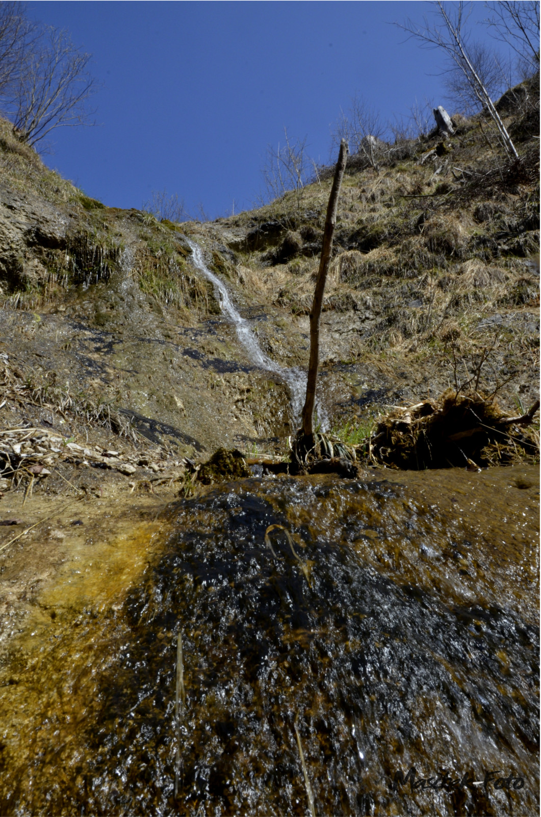 Kleiner Wasserfall neben dem Wanderweg