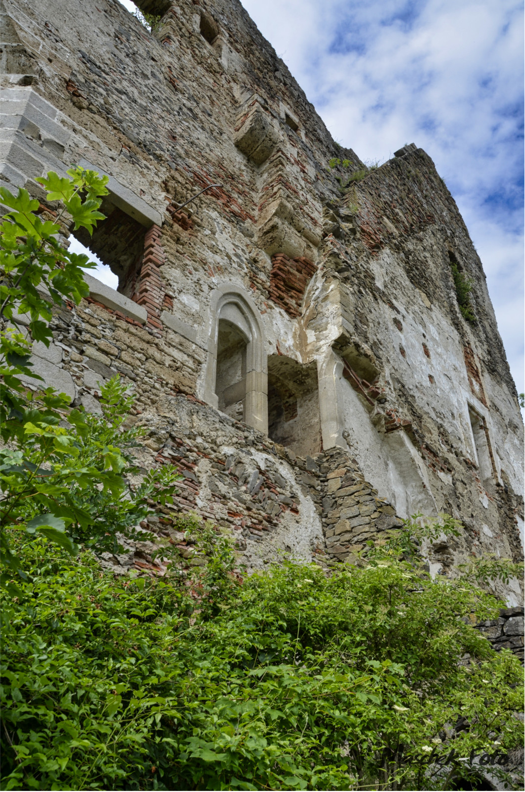 Die Burgmauer bzw Hauswand vom inneren der Burg