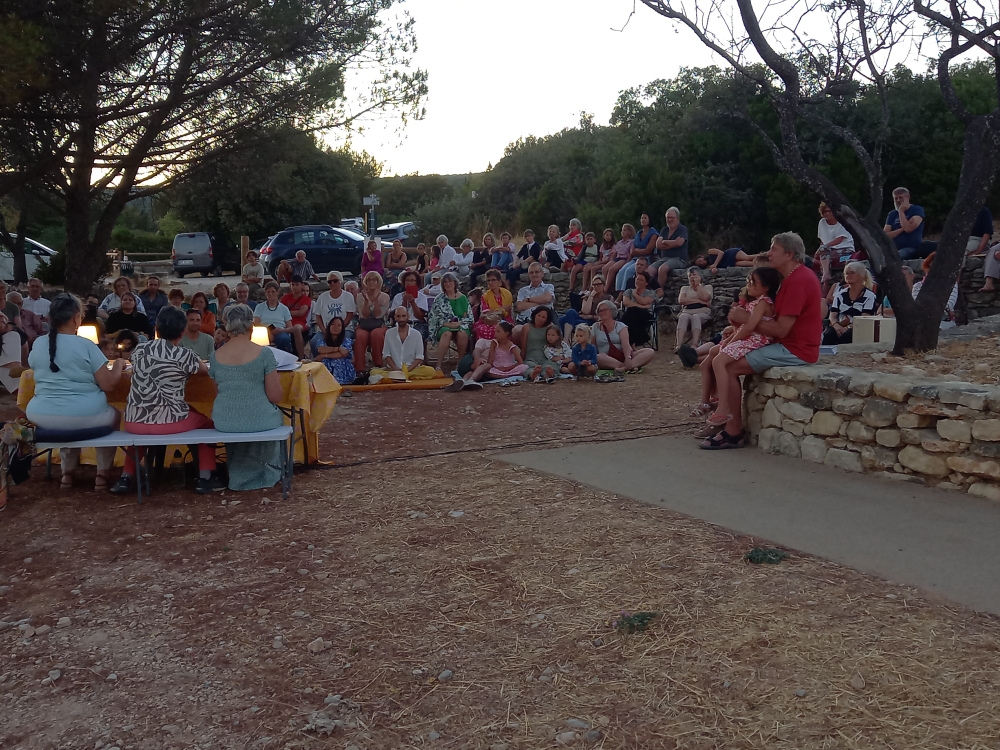 Spectateurs-trices à l'écoute