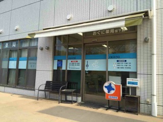 ブルーの入り口が目印です。