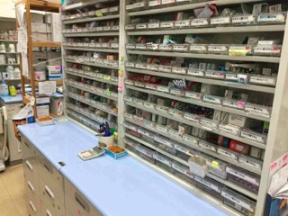 お薬を収納しているカセット棚。店内には1000種類以上のお薬があります。